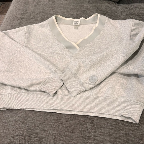 PINK Victoria Secret Cropped Gray V-Neck Women's Sweater Size Large - Picture 11 of 11